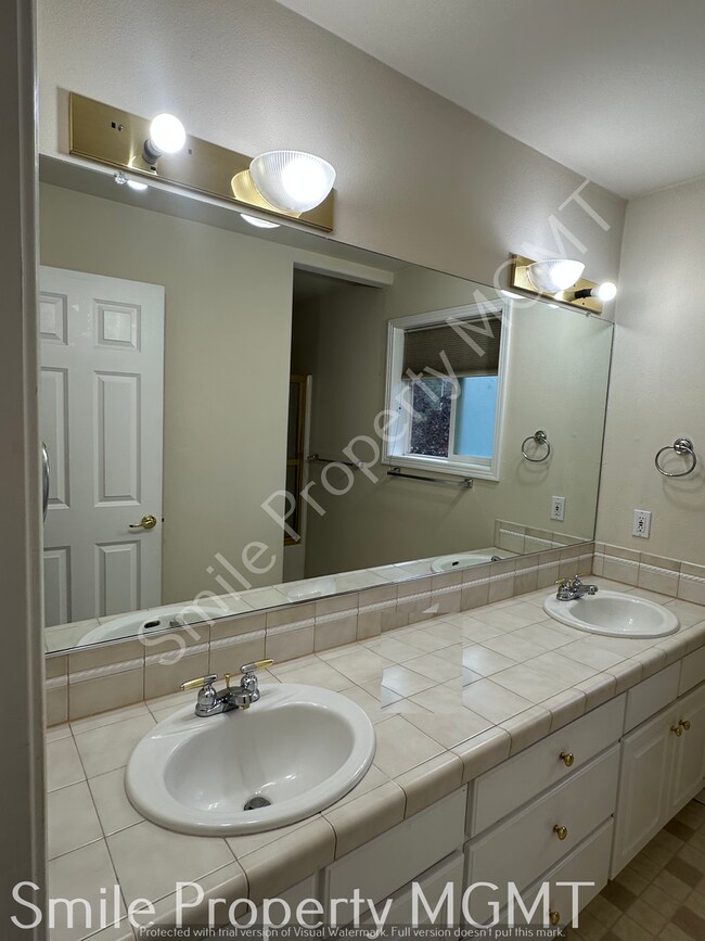 Building Photo - single house