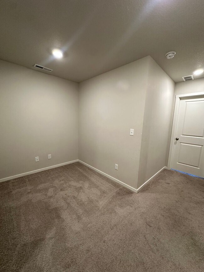 Building Photo - ? Modern 3-Bedroom Townhouse with Bright O...