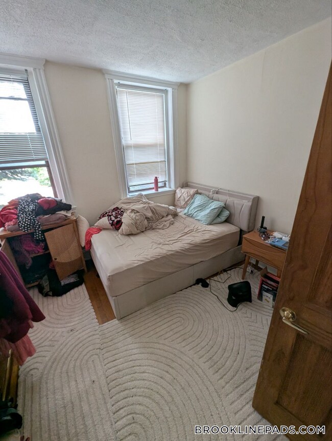 Building Photo - 364 Riverway