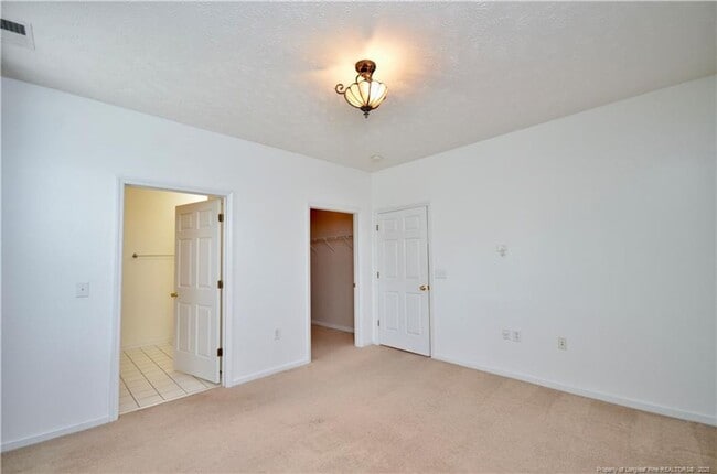 Building Photo - Well maintained 2nd-story condo