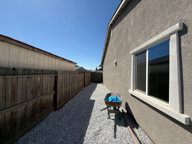 Building Photo - Single story home in with large backyard!
