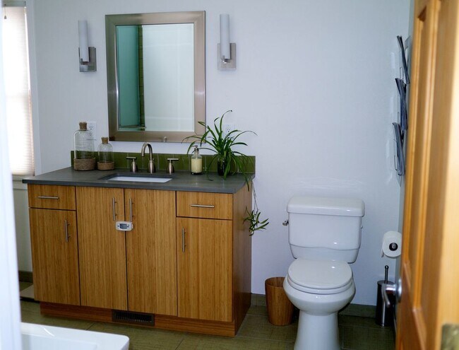 Building Photo - 4 Bed 2.5 Bath House One Block From North Boulder Park.