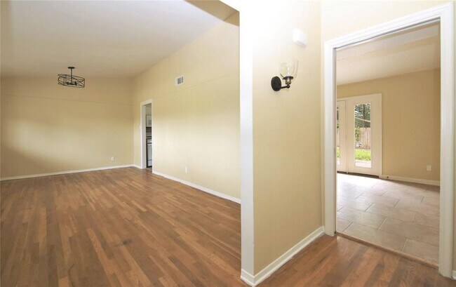 Building Photo - 5614 Fontenelle Dr
