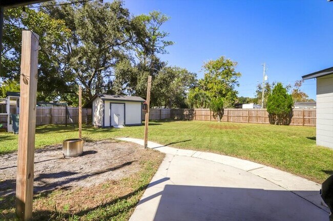 Building Photo - 3506 Claridge Rd E