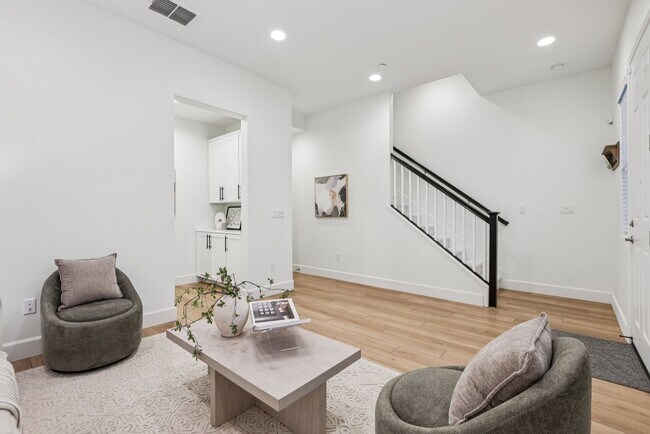 Building Photo - Beautiful Corner-Unit Townhome Near Downtown – 4 Bed | 3 baths