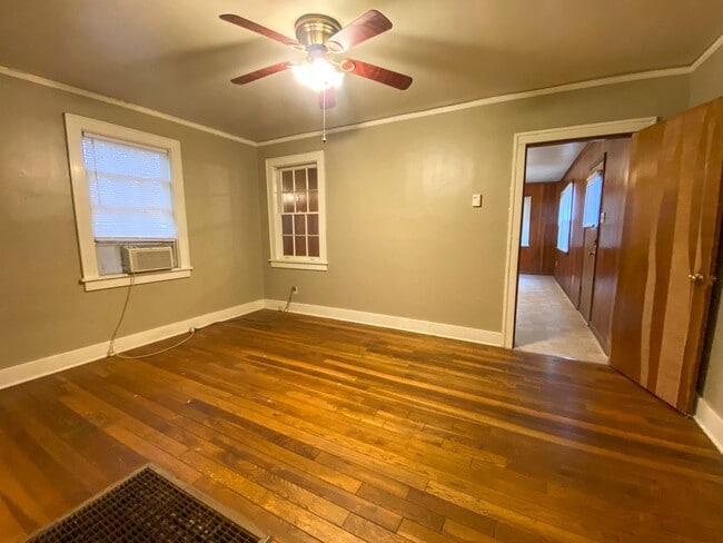 Building Photo - 1 bedroom, living dining den near Central and Highland