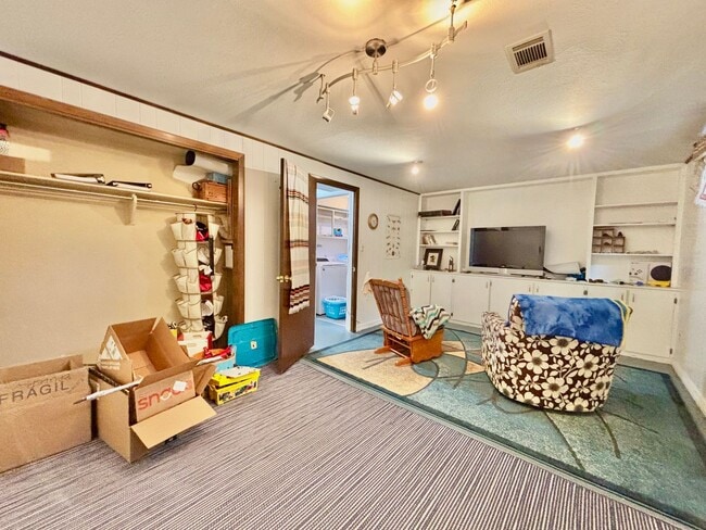 Building Photo - 3 bed, 2.5 Bath House in Central-West Fort Collins! Available July 10th!