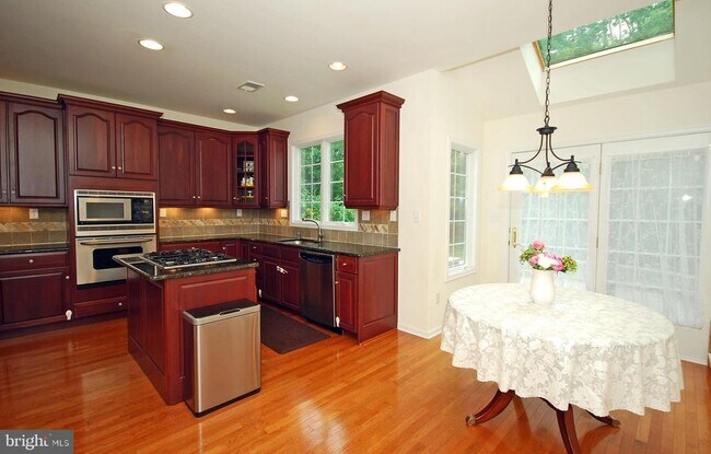 Building Photo - 43 Lockwood Dr