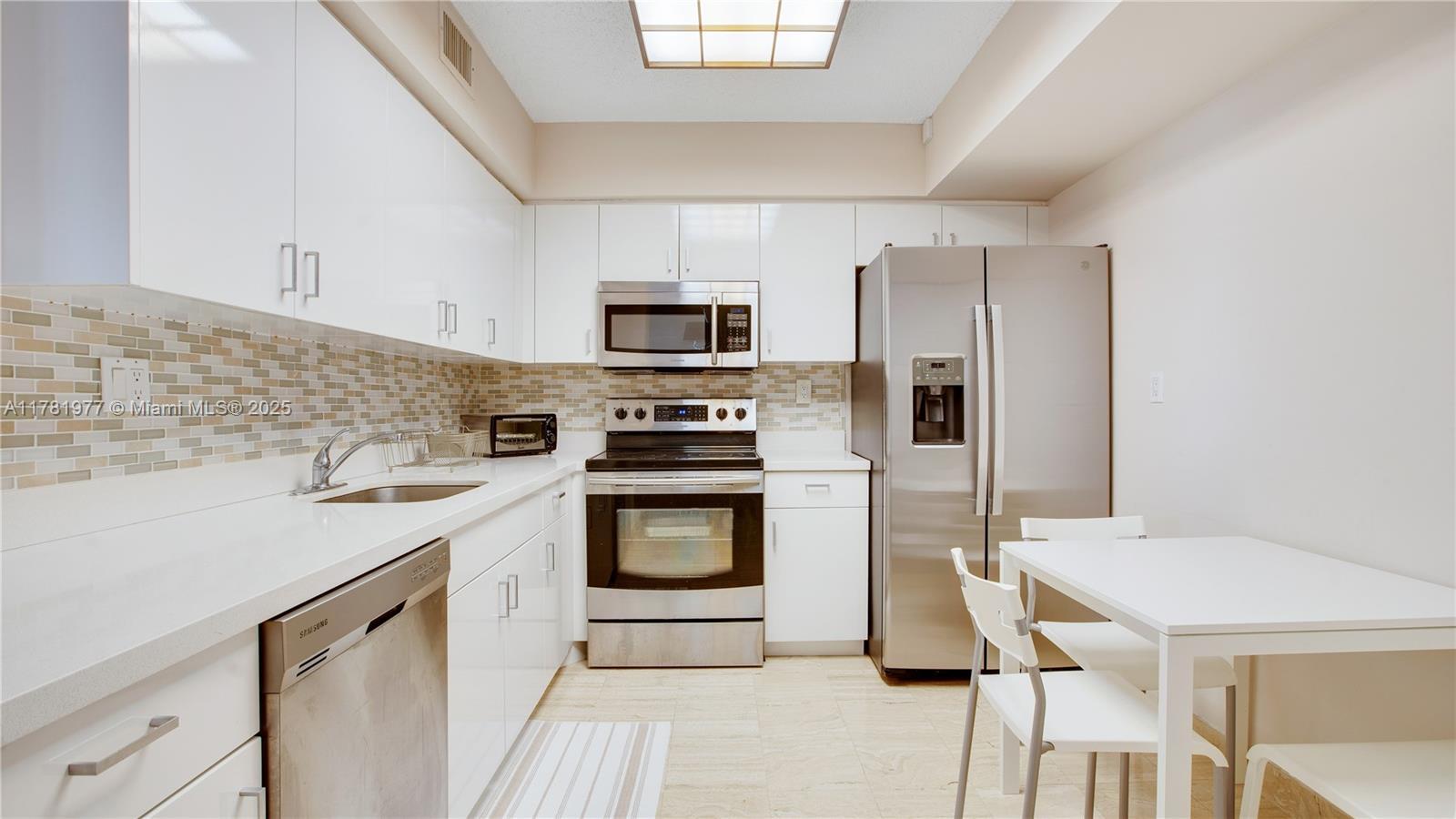 Building Photo - 3600 Mystic Pointe Dr