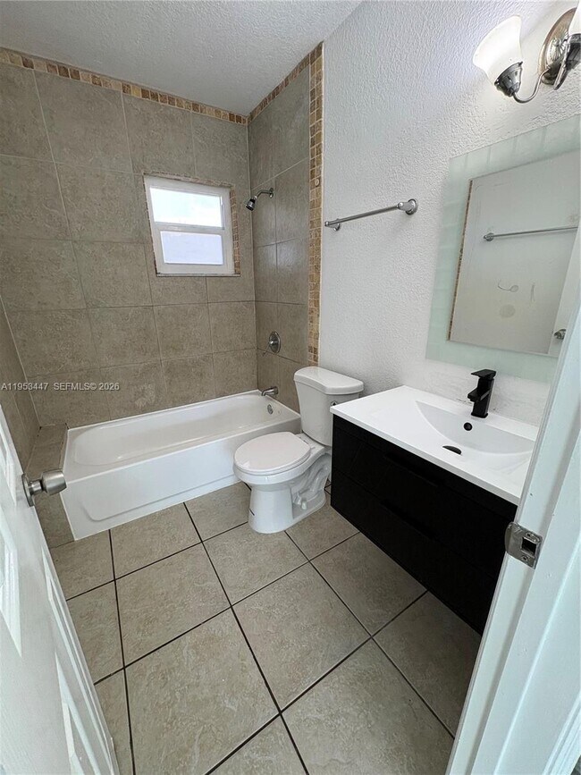 Building Photo - 633 S Royal Poinciana Blvd