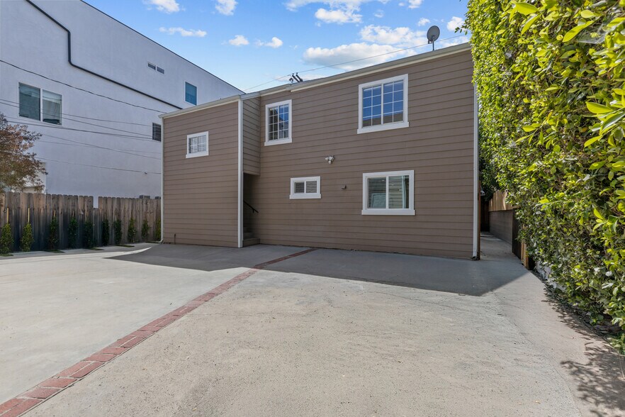 Building Photo - 10920 Hesby St
