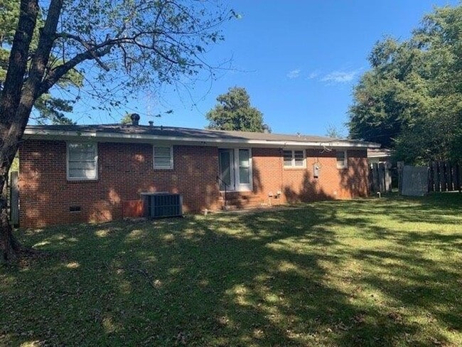Building Photo - Nice 3 Bed 2 Bath Available Fall 2025!