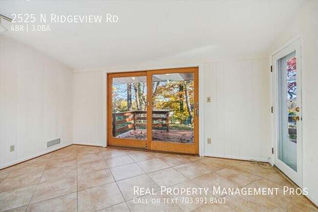 Building Photo - 2525 N Ridgeview Rd