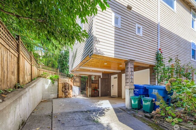 Building Photo - 3Bd/3.5Ba Seattle Townhouse