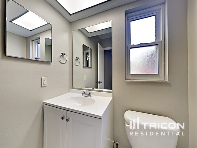 Building Photo - 202 Valley Dr