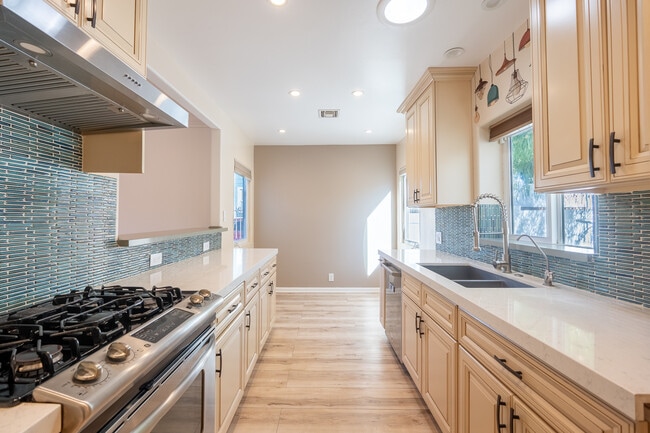 Building Photo - 10930 Oro Vista Ave