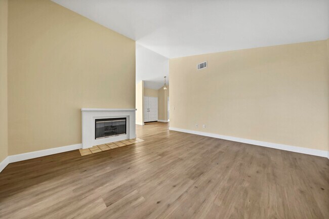 Building Photo - 43852 Vía Palma