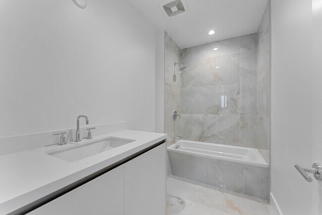 Building Photo - 485 E Royal Palm Rd