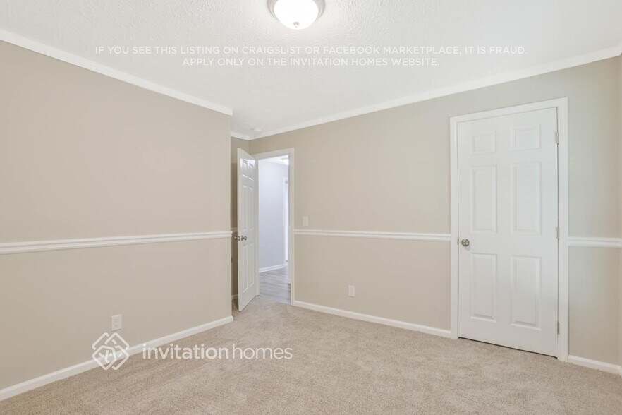 Building Photo - 5421 S Lake Dr