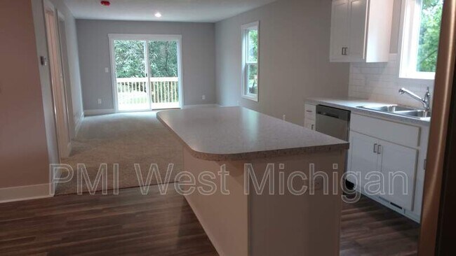 Building Photo - 546 W Elm St