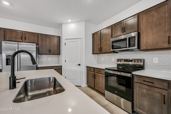 Building Photo - 25303 W Bowker St