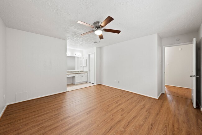 Building Photo - 4503 Pineville Ln