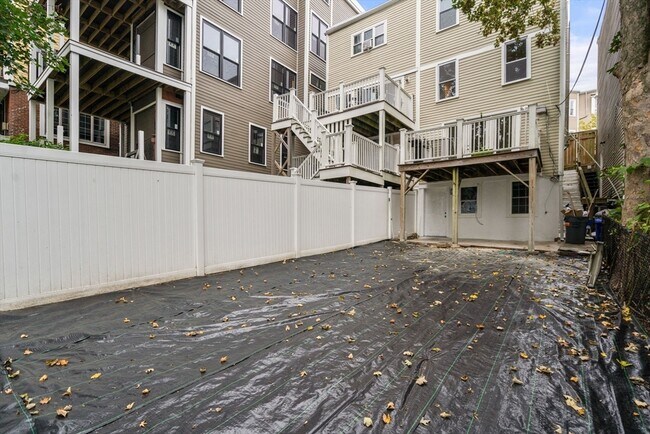 Building Photo - 431 E 6th St