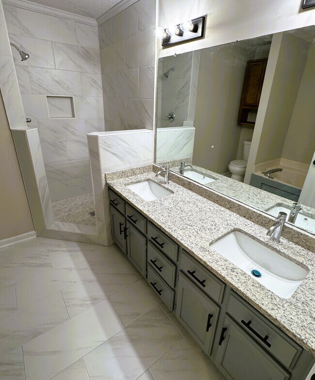 Building Photo - 2250 Lake Hill Ct