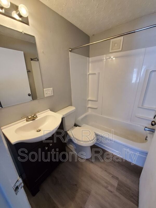 Building Photo - 1045 Leona Ave