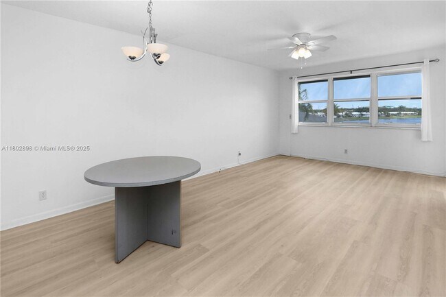 Building Photo - 2223 Park Ln