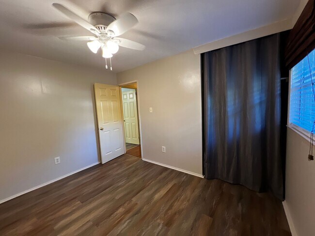 Building Photo - 3 Bedroom, 1.5 Bathroom, Brick Home with large yard, and garage