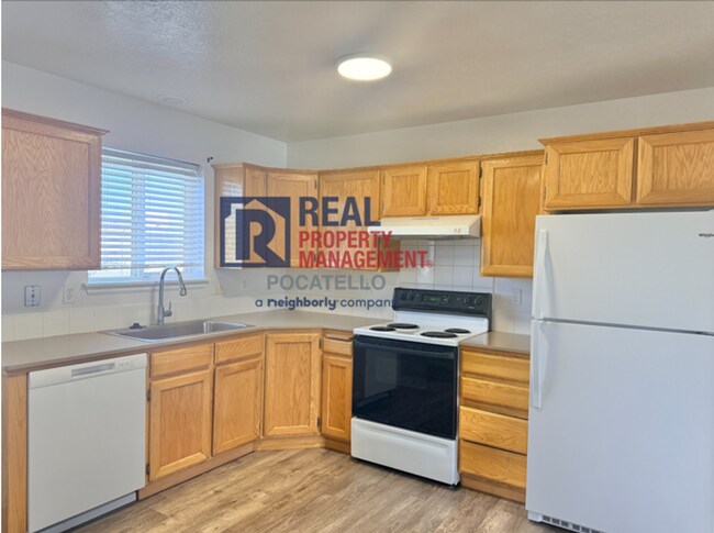 Building Photo - 3 Bedroom 1.5 Bath Apartment - 1 car garage