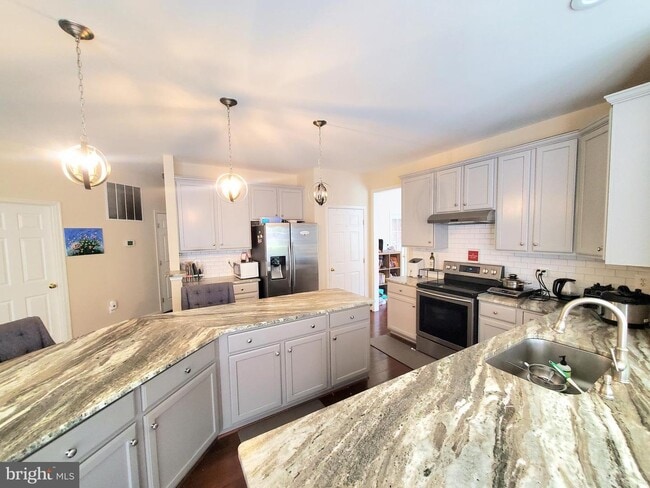 Building Photo - 20960 Capilano Ct