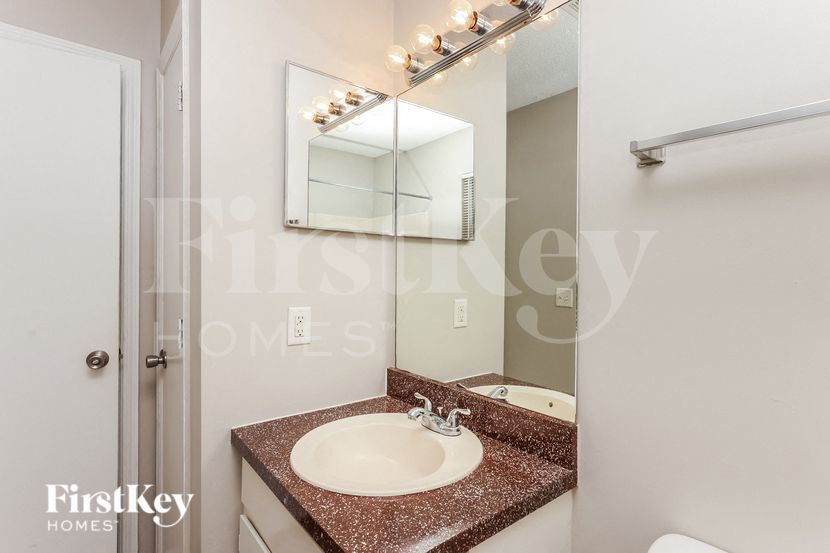 Building Photo - 830 Burland St