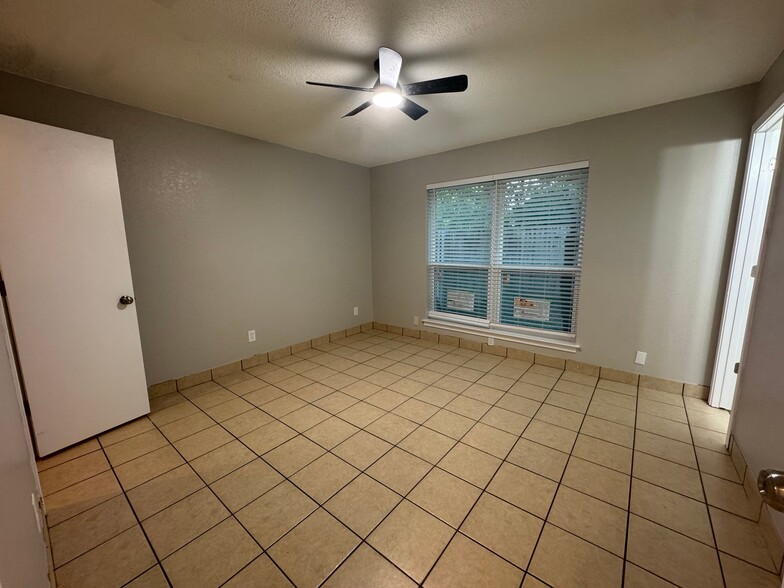 Building Photo - 700 Long Ct