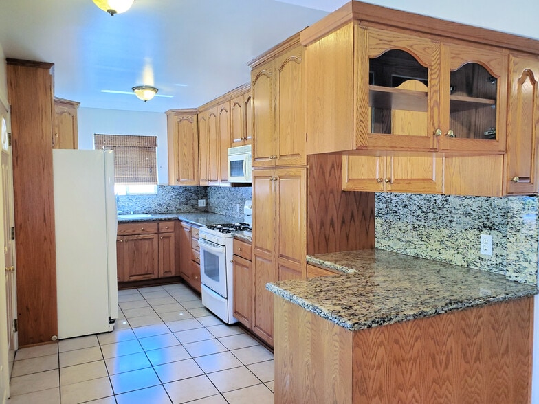 Remodeled kitchen - 17961 Lull St