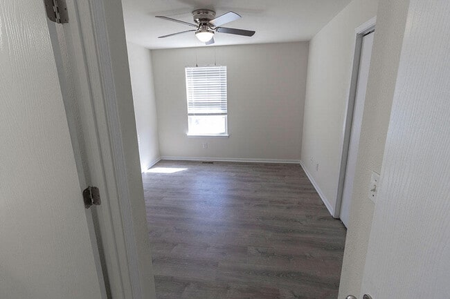 Building Photo - 5000 Derby Ridge Dr