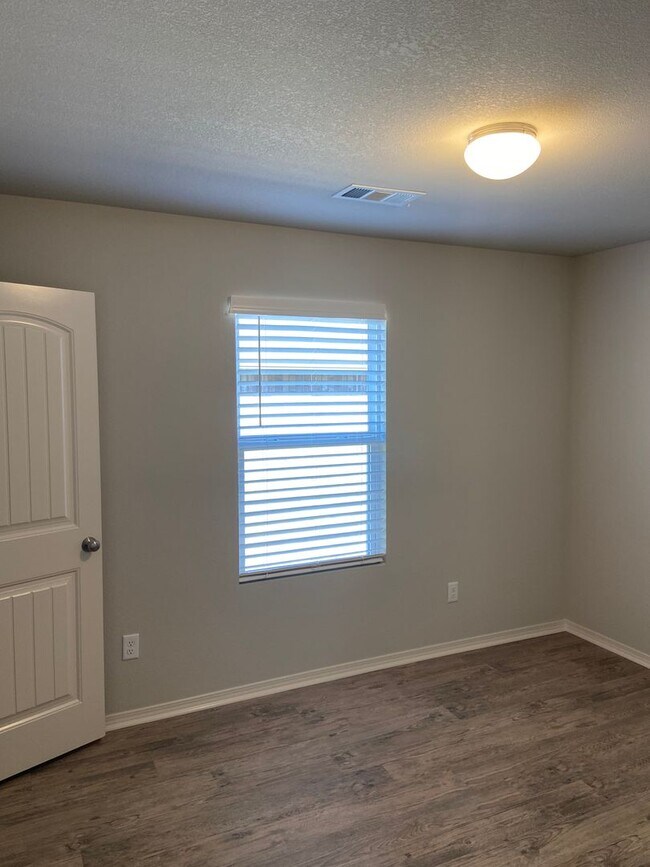 Building Photo - Pre-Leasing Now | Open-Concept 3-Bedroom Home in Fairview Haven
