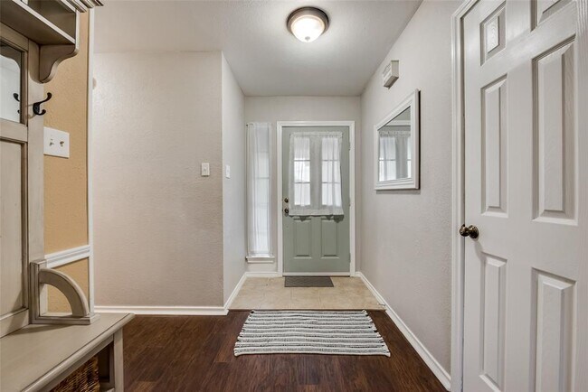 Building Photo - 617 Main St