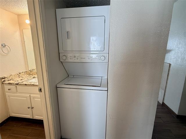 Building Photo - 2300 Bamboo Dr