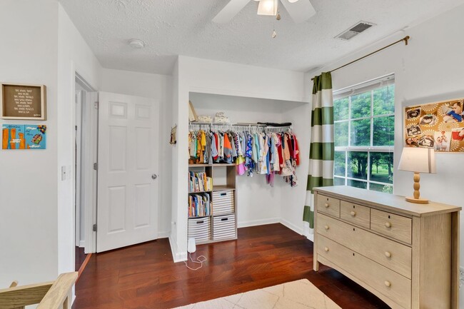 Building Photo - Three bed two bath home with 2 car garage. Less than 7 miles from airport & close to Percy Priest...