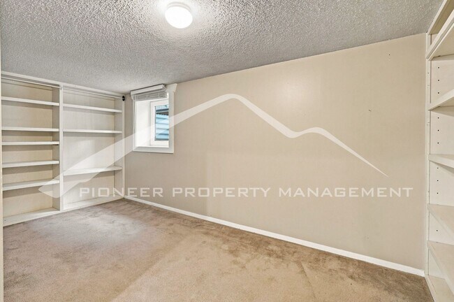 Building Photo - Spacious Home with Central AC and Washer/Dryer