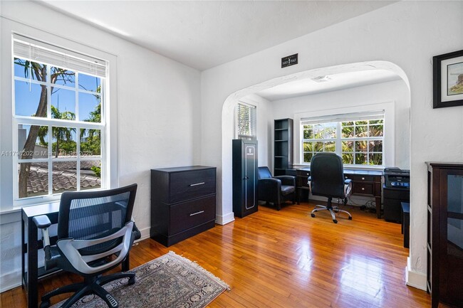 Building Photo - 1567 Bay Dr