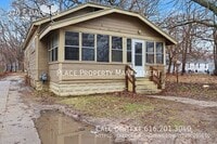 Building Photo - 570 E Dale Ave