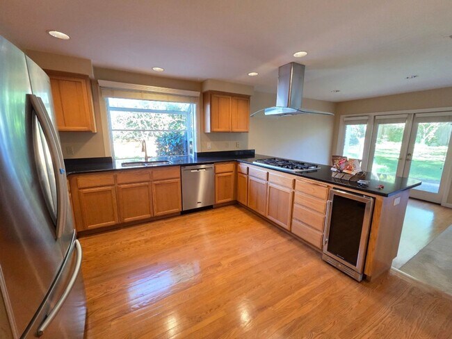 Building Photo - 4Bd/2.5Ba Bellevue House