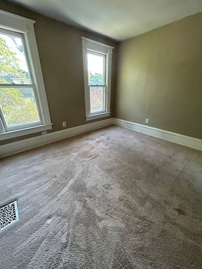 Building Photo - Large Five Bedroom House