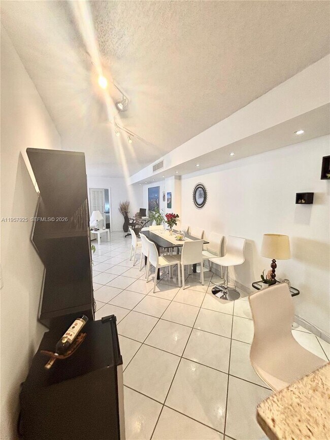 Building Photo - 999 Brickell Bay Dr