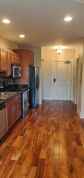 Building Photo - 600 Albert St