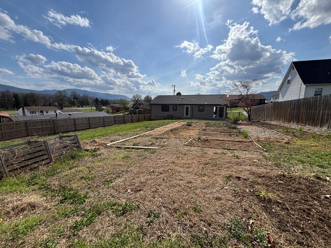 Building Photo - 3615 Ellen Dr