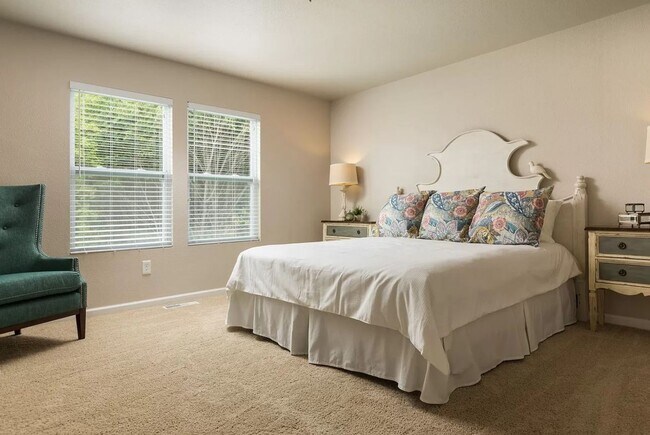 Building Photo - Large 4 Bedroom Newer Home for Lease